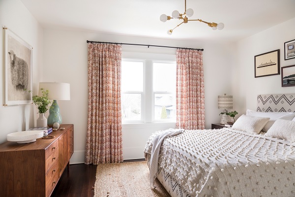 giường ngủ cạnh cửa sổ